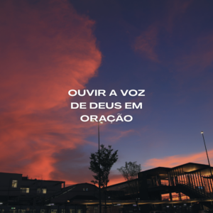 Céu ao entardecer em tons de azul e laranja com a frase ‘Ouvir a voz de Deus em oração’, representando um momento de intimidade, silêncio e comunhão com Deus.