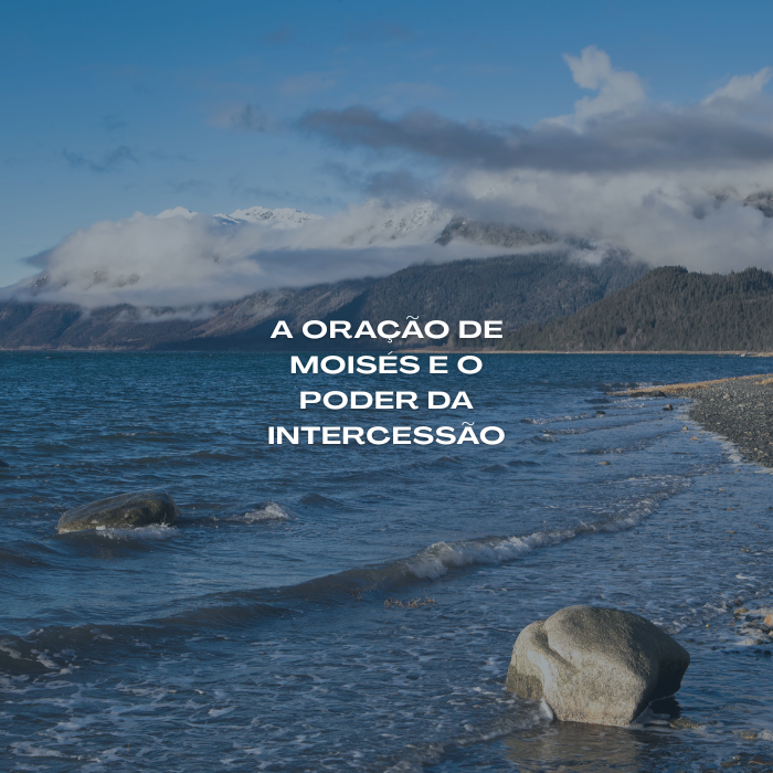 Paisagem de lago com águas calmas e pedras na margem, cercado por montanhas cobertas por nuvens sob um céu azul. Ao centro da imagem aparece o texto: " A Oração de Moisés e o Poder da Intercessão".